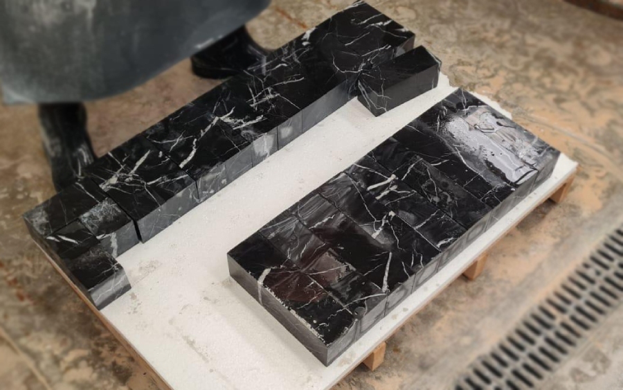 Personnalisation de trophées en marbre : blocs massifs de marbre noir